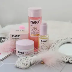 Zestaw kosmetyków Isana Glow & Shine: krem, olejek i tonik. Różowe piórka i lusterko dodają uroku.
