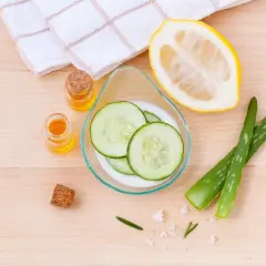 Naturalne domowe sposoby na swędzenie skóry: ogórek, aloes, cytryna i olejki.