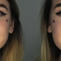 Dwie połowy twarzy młodej kobiety z makijażem i błyszczącym kolczykiem Christina piercing.