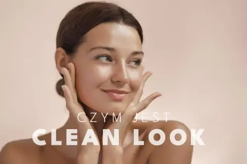 Uśmiechnięta kobieta z promienną cerą, uosabiająca clean girl aesthetic. Delikatny dotyk dłoni podkreśla naturalne piękno.
