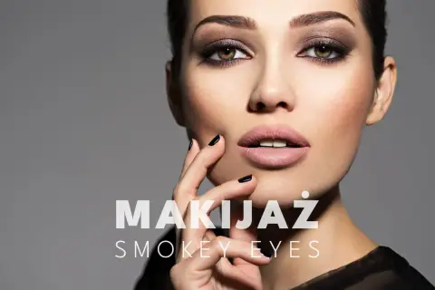 Kobieta z perfekcyjnym makijażem smokey eyes, zmysłowo dotyka swojej twarzy.