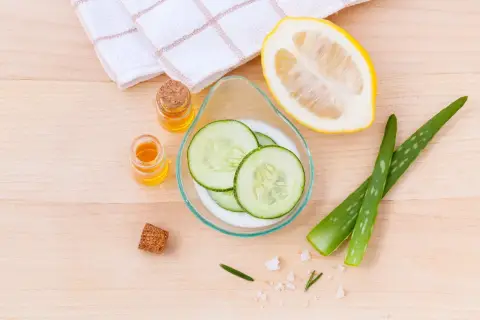 Naturalne domowe sposoby na swędzenie skóry: ogórek, aloes, cytryna i olejki.