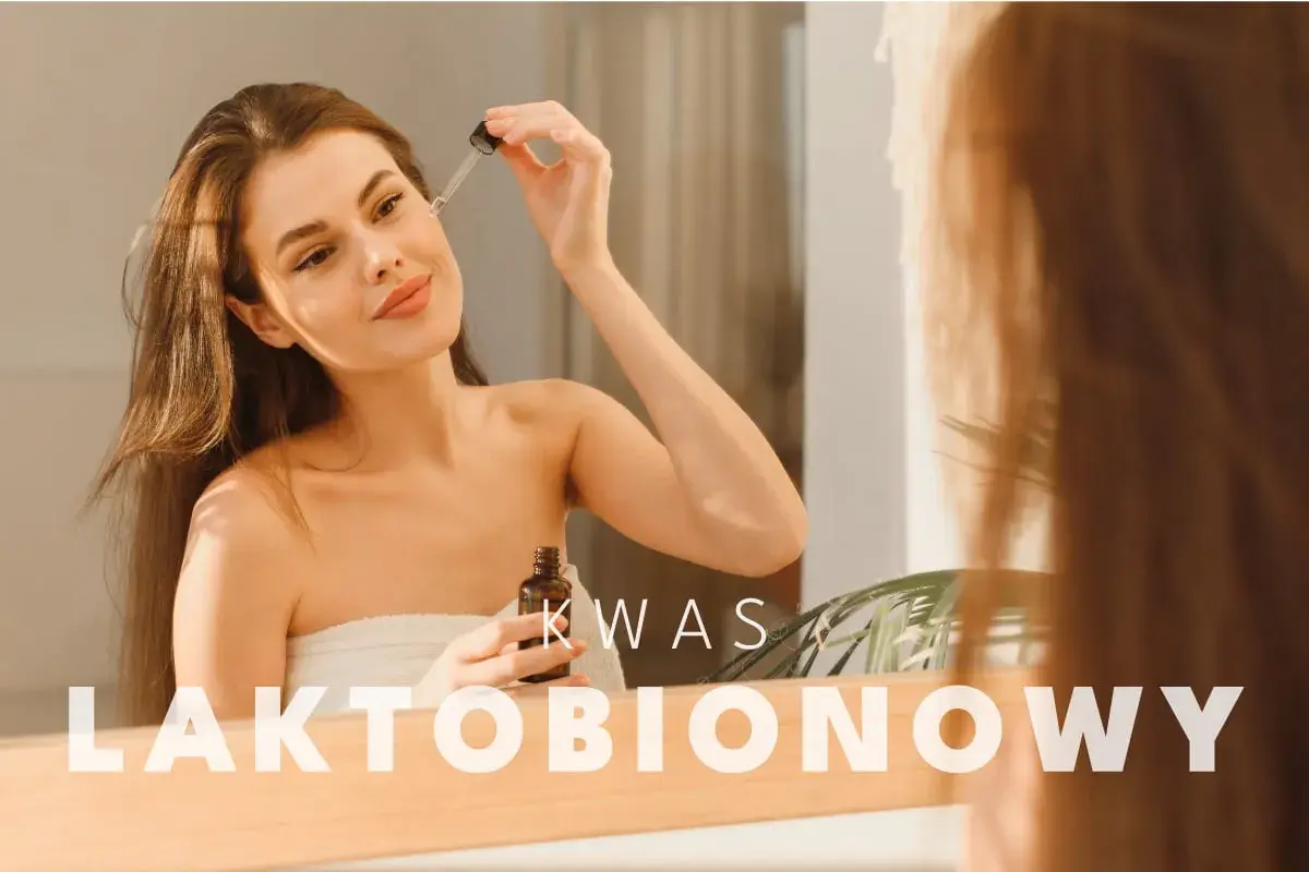Kobieta aplikuje serum z kwasem laktobionowym na twarz, dbając o swoją skórę.