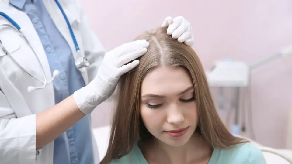 Wypadanie włosów - kiedy to norma, a kiedy potrzebny jest dermatolog?